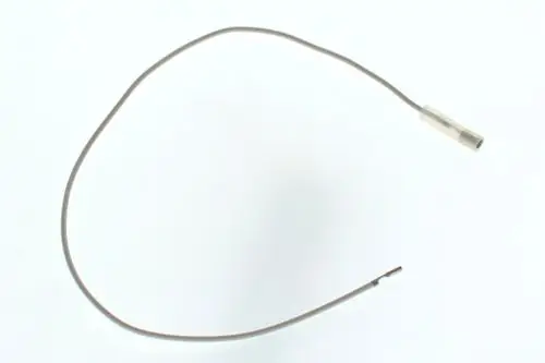 Ein einzelnes Zündkabel von Bosch mit einem isolierten Ende und einem Kontaktstück. Das Kabel hat eine gebogene Form und ist in neutralen Farben gehalten.